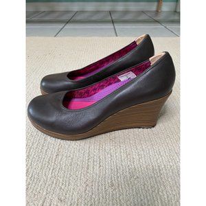 Crocs Heels Women's Size 7 Brown A-Leigh Closed Toe Wedge Pumps Shoes Comfort